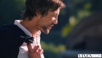 Игривая девушка танцует и раздевается