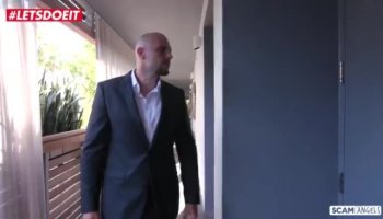 Молодая шалава приняла в рот член