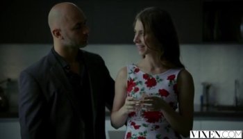 Мужик долбит соседку раком в промежность