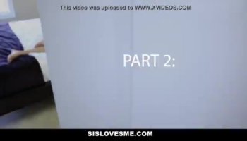 Подруги трутся пизденками в спальне на кровати