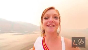 Парень уломал подругу на секс возле бассейна