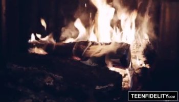 Телочки топлес приятно отдыхают на пляже