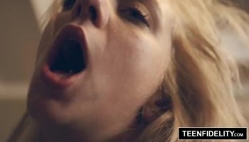 Парни начали секс с девушкой в палатке