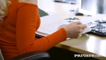 Мужик натягивает раком милую шмару