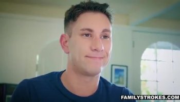 Сучка прелестно отдыхает с молодой бабой