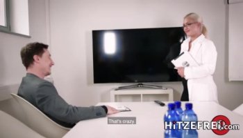 Самцы показали два члена для девушки