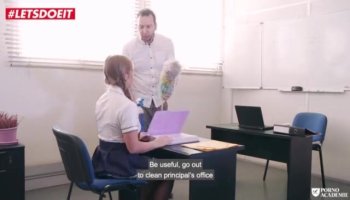 Суровый шериф трахает шлюху в офисе