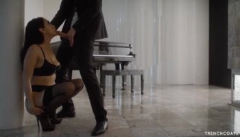 Молодка показала киску и получила хер