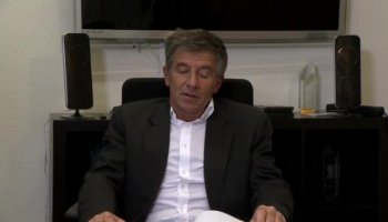 В домашней обстановке трахает девушку подруга