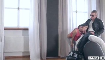 Сучка любит заниматься вагинальной еблей