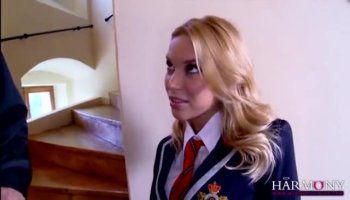 Мулатка поласкала на свидании толстый черный хуй