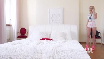Зрелый ебарь трахает двух лесбиянок и кончает им на лица